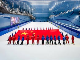 土超比赛双方在禁区里打架，裁判未吹停比赛导致主队打入空门